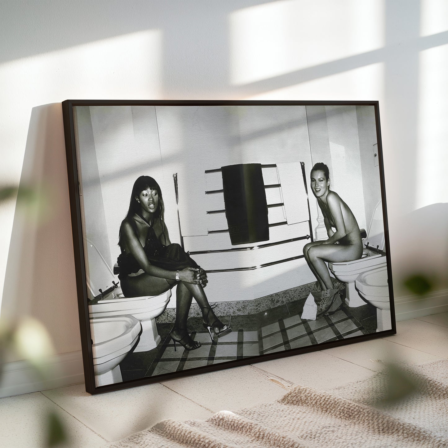 Naomi Campbell and Kate Moss Bathroom Wall Art - Iconic 90s Supermodel Black and White Photography Poster for Fashion Lovers