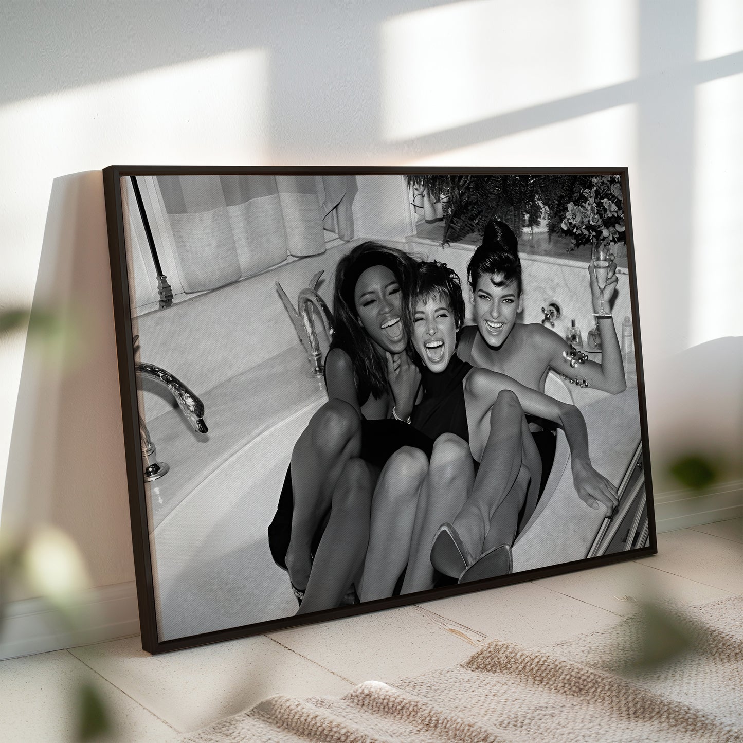 Naomi Campbell & Kate Moss Bathroom Photo - 90s Supermodels Wall Art - Fashion Icons Black and White Glam Print - Model Lovers Poster