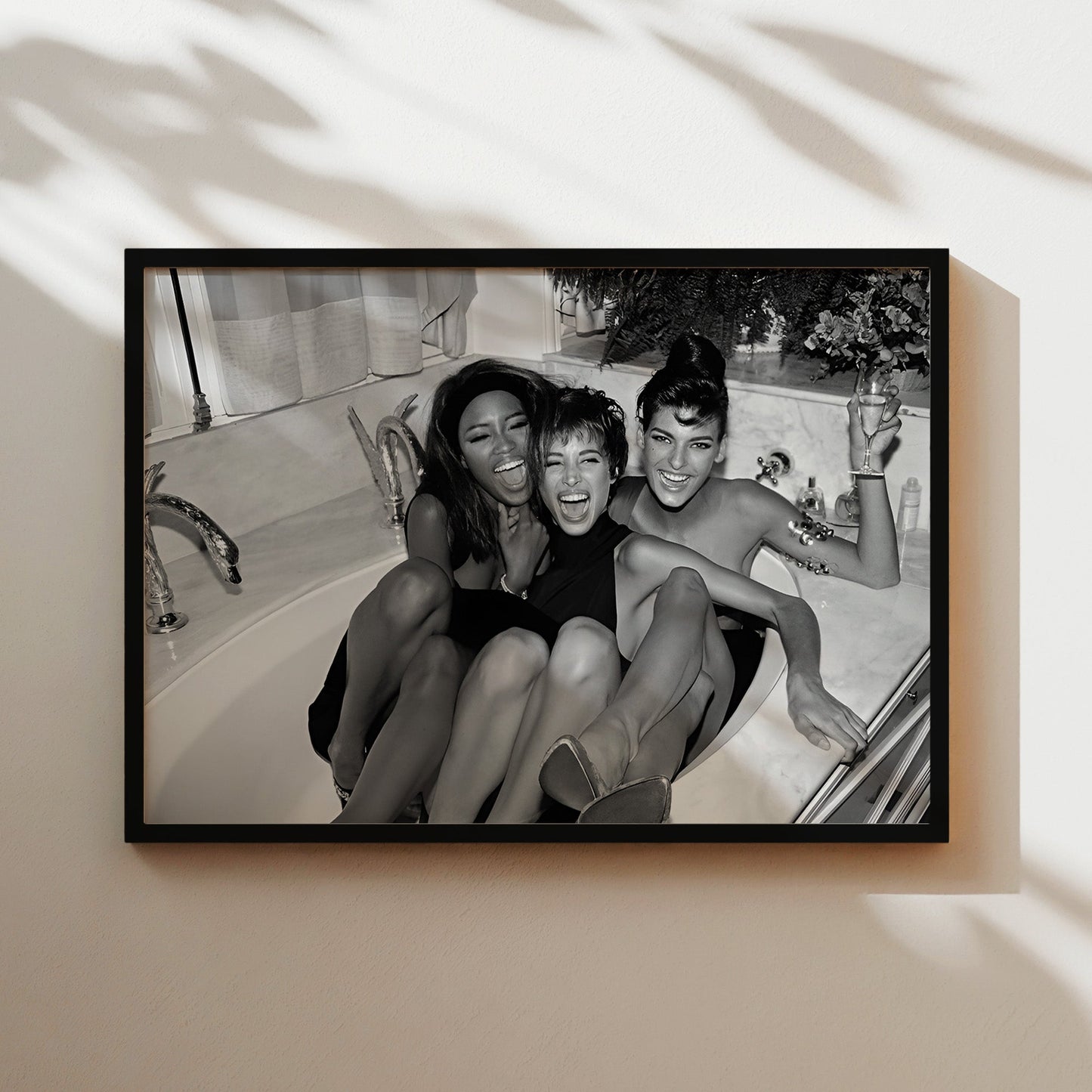 Naomi Campbell & Kate Moss Bathroom Photo - 90s Supermodels Wall Art - Fashion Icons Black and White Glam Print - Model Lovers Poster