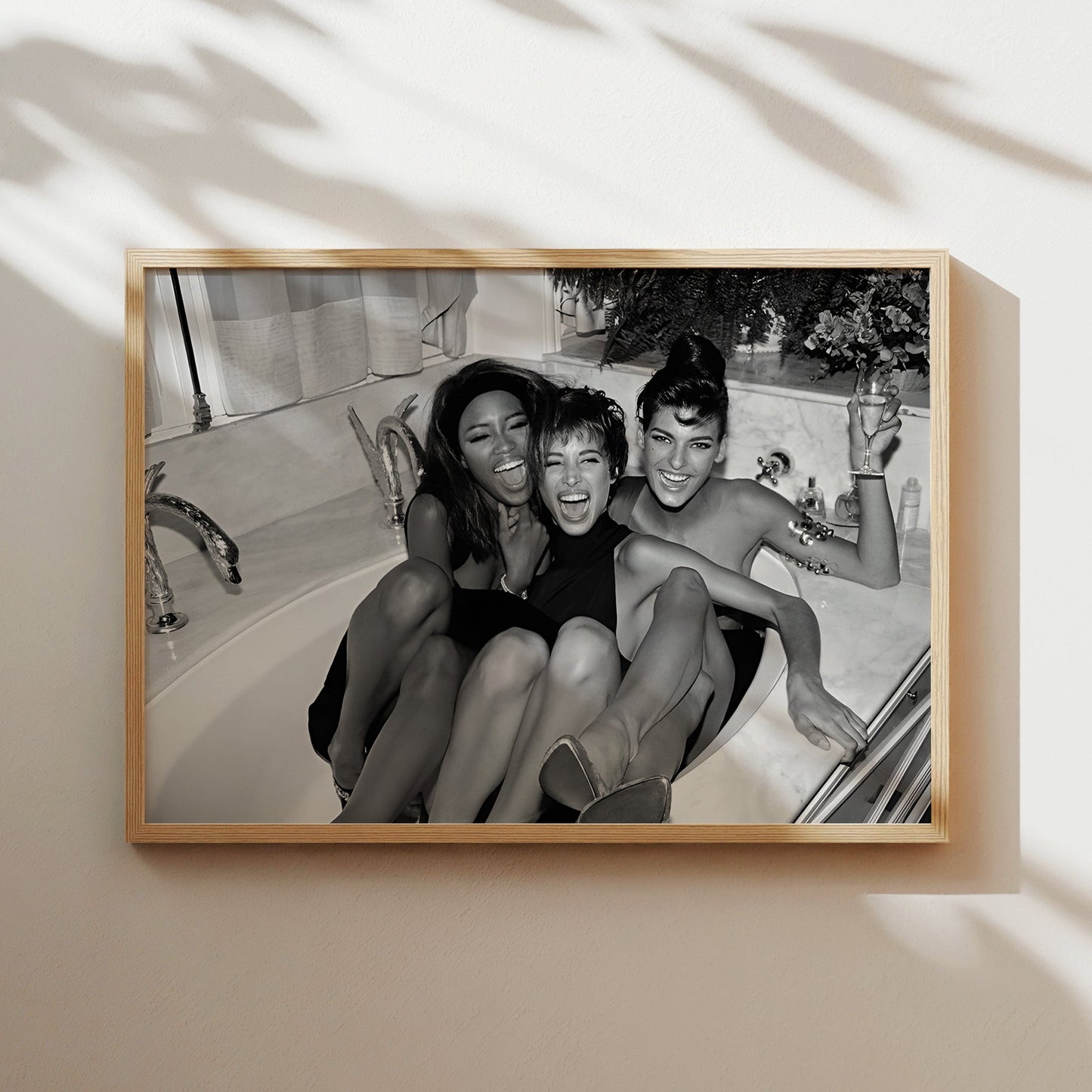 Naomi Campbell & Kate Moss Bathroom Photo - 90s Supermodels Wall Art - Fashion Icons Black and White Glam Print - Model Lovers Poster