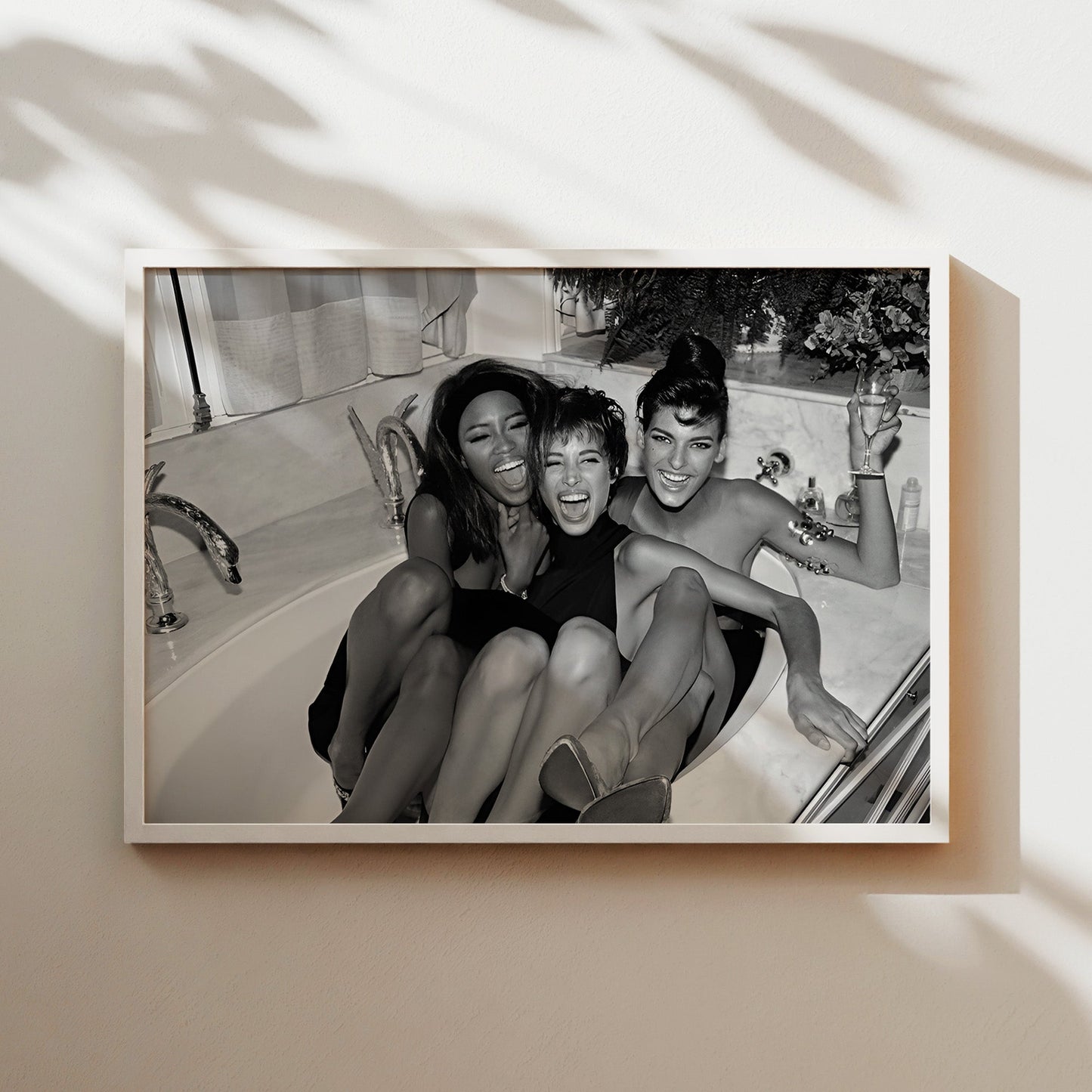 Naomi Campbell & Kate Moss Bathroom Photo - 90s Supermodels Wall Art - Fashion Icons Black and White Glam Print - Model Lovers Poster