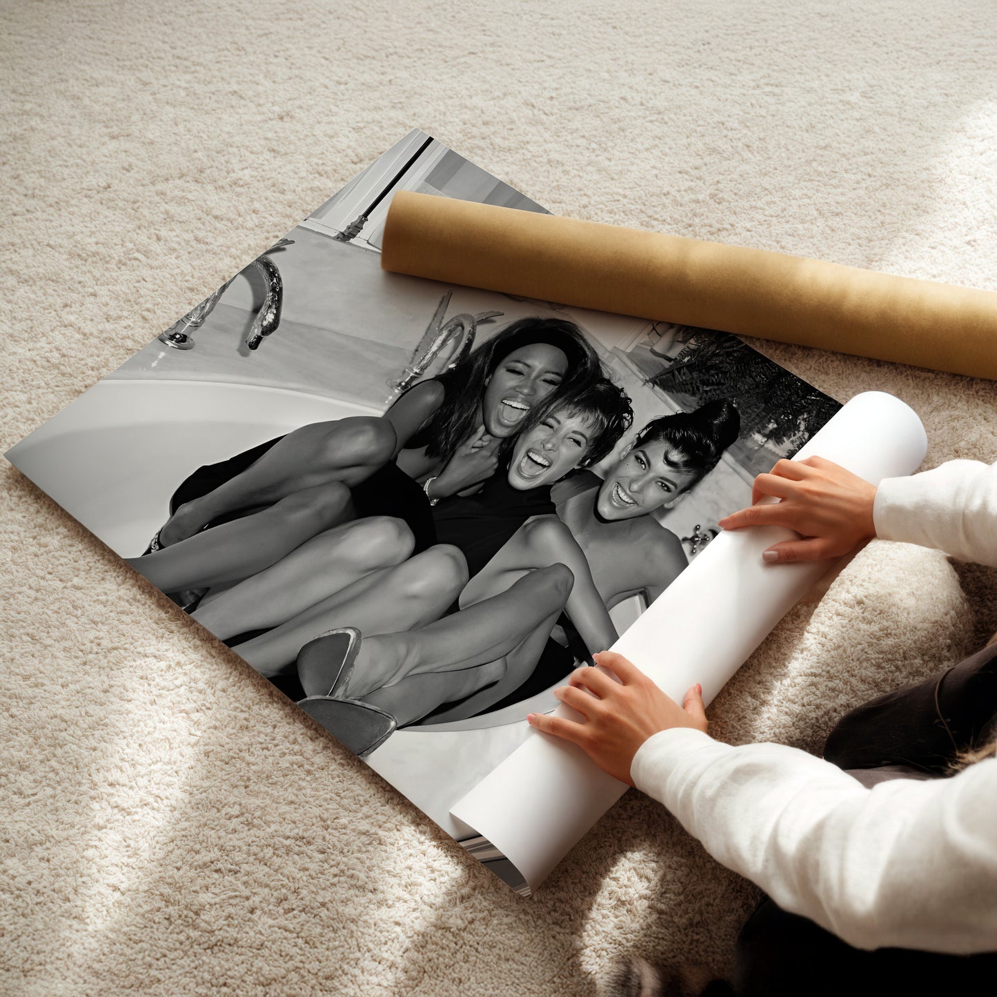 Naomi Campbell & Kate Moss Bathroom Photo - 90s Supermodels Wall Art - Fashion Icons Black and White Glam Print - Model Lovers Poster