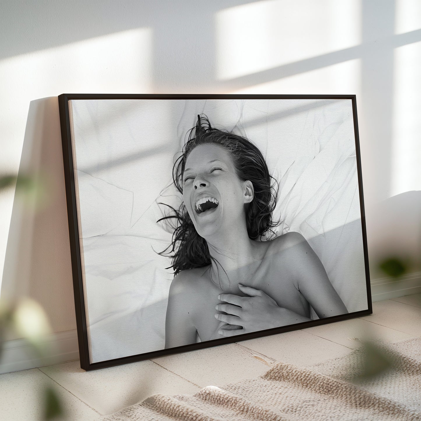 Kate Moss Laughing in Bed Black and White Wall Art - Natural Beauty Nude Glamour Poster - Fun Iconic 90s Supermodel Home Decor for Fans