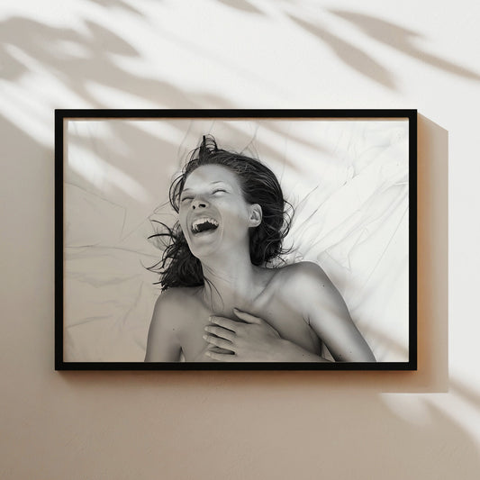 Kate Moss Laughing in Bed Black and White Wall Art - Natural Beauty Nude Glamour Poster - Fun Iconic 90s Supermodel Home Decor for Fans